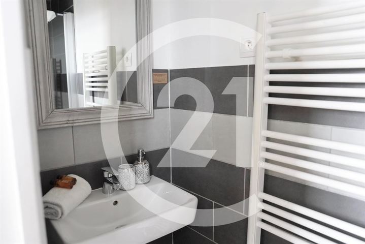 Agrandir la photo Hôtel à vendre - 1000.0 m2 - 07 - Ardeche