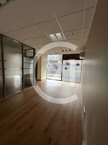 Local commercial à louer - 350.0 m2 - 26 - Drome