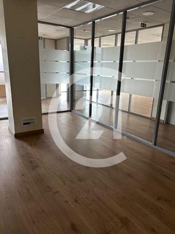Local commercial à louer - 350.0 m2 - 26 - Drome