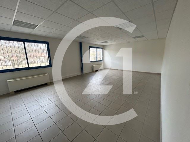 Local commercial à louer - 1500.0 m2 - 38 - Isere